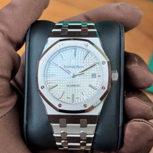 7A589C91-65C2-4AE9-96D5-F789395C2155.jpg AUDEMARS PIGUET ROYAL OAK JUMBO WHITE