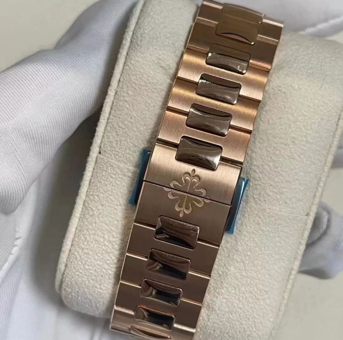 PATEK PHILIPPE NAUTILUS GOLD - Image 4