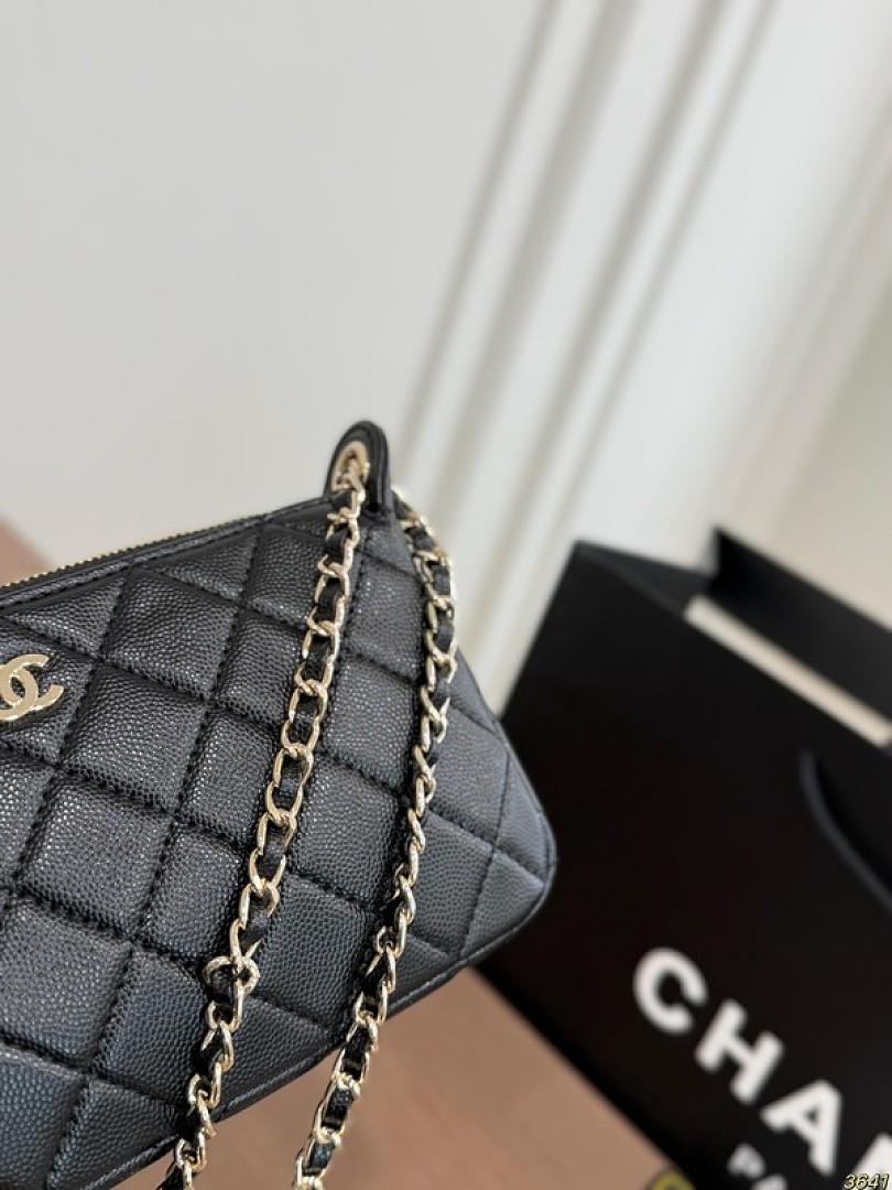 Chanel Quilted Chain Shoulder Bag — Black - Image 3