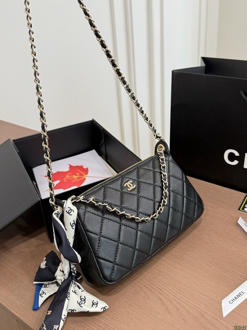 Chanel Quilted Chain Shoulder Bag — Black - Image 5