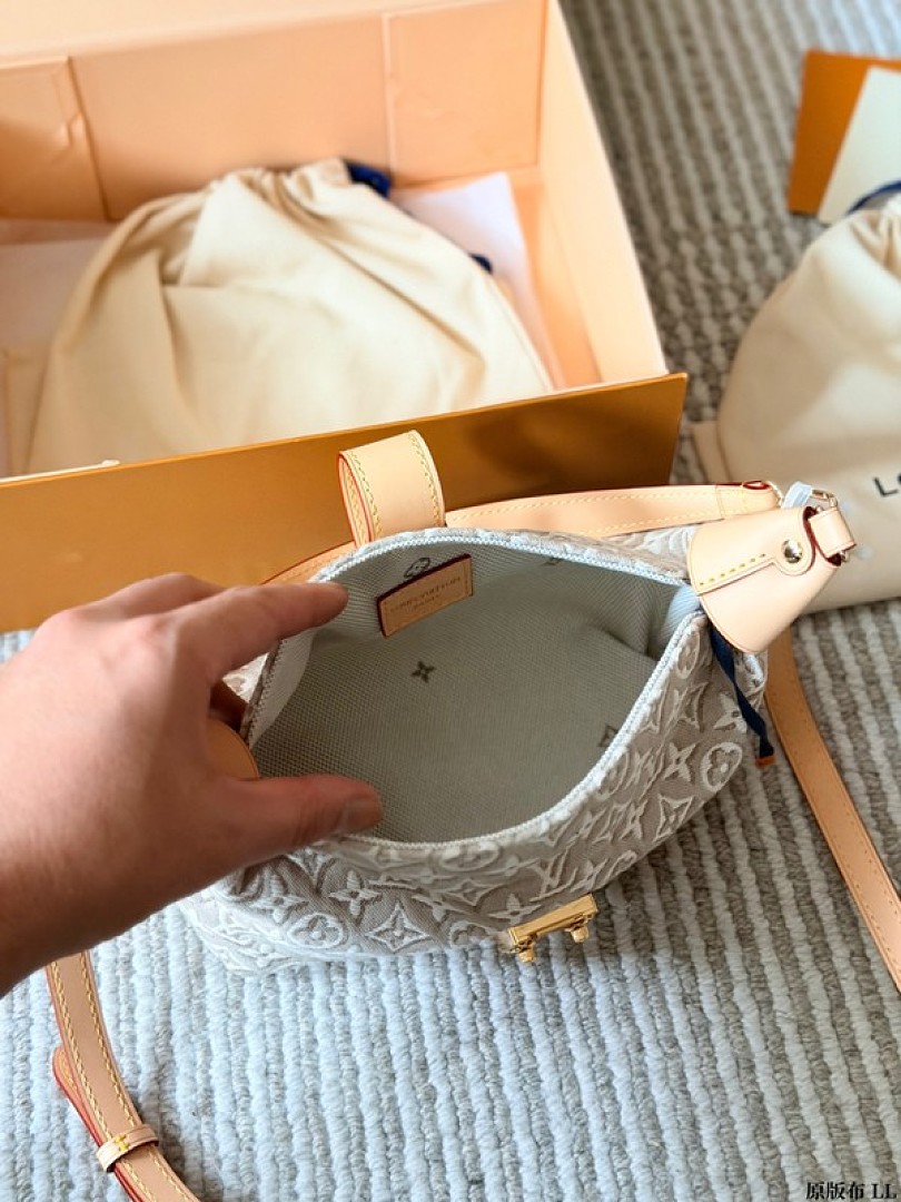 Louis Vuitton Pochette Mia-Style Textured Shoulder Bag — Light Grey & Tan - Image 9