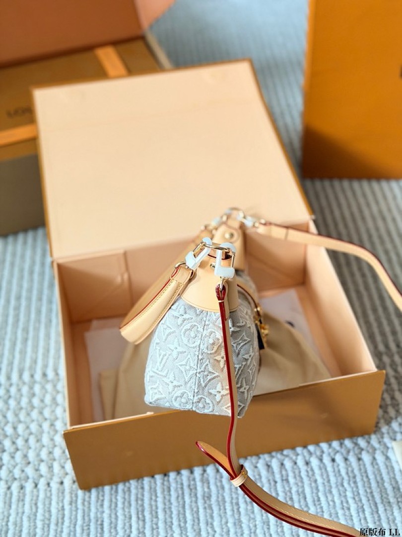 Louis Vuitton Pochette Mia-Style Textured Shoulder Bag — Light Grey & Tan - Image 7