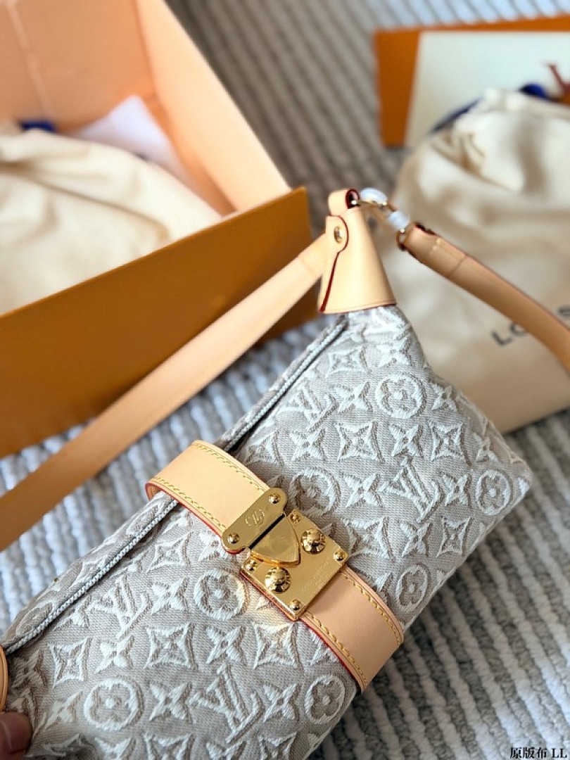 Louis Vuitton Pochette Mia-Style Textured Shoulder Bag — Light Grey & Tan - Image 6