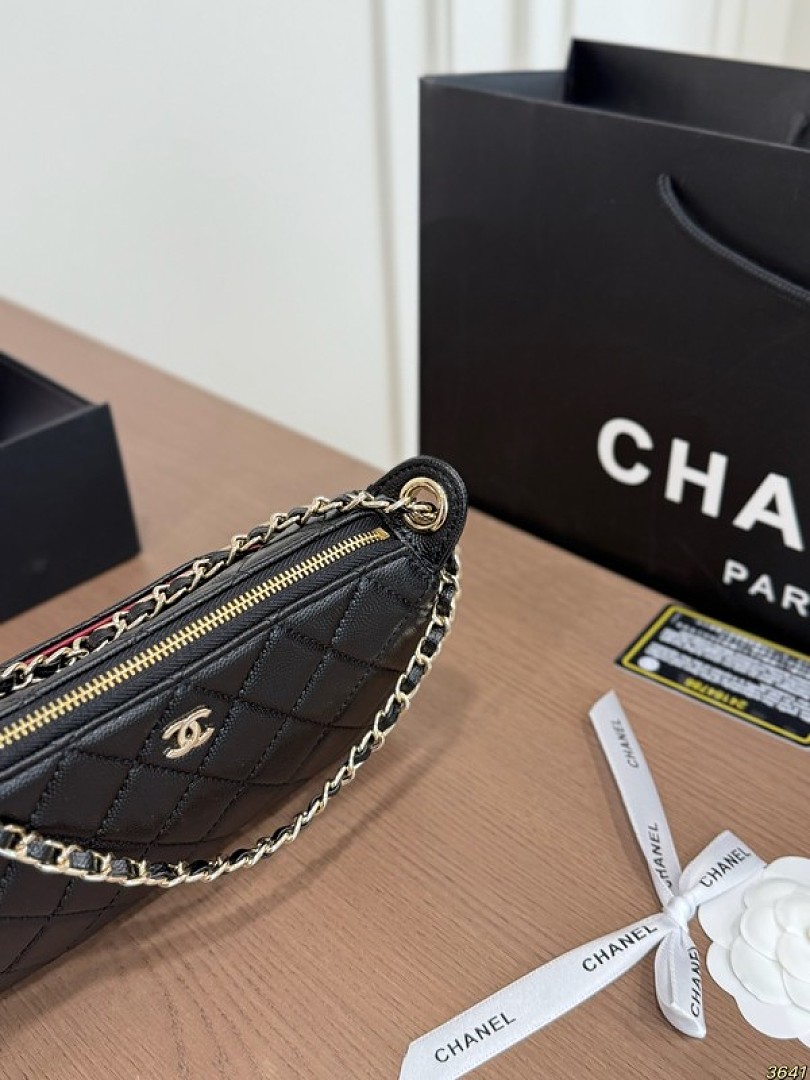 Chanel Quilted Chain Shoulder Bag — Black - Image 4