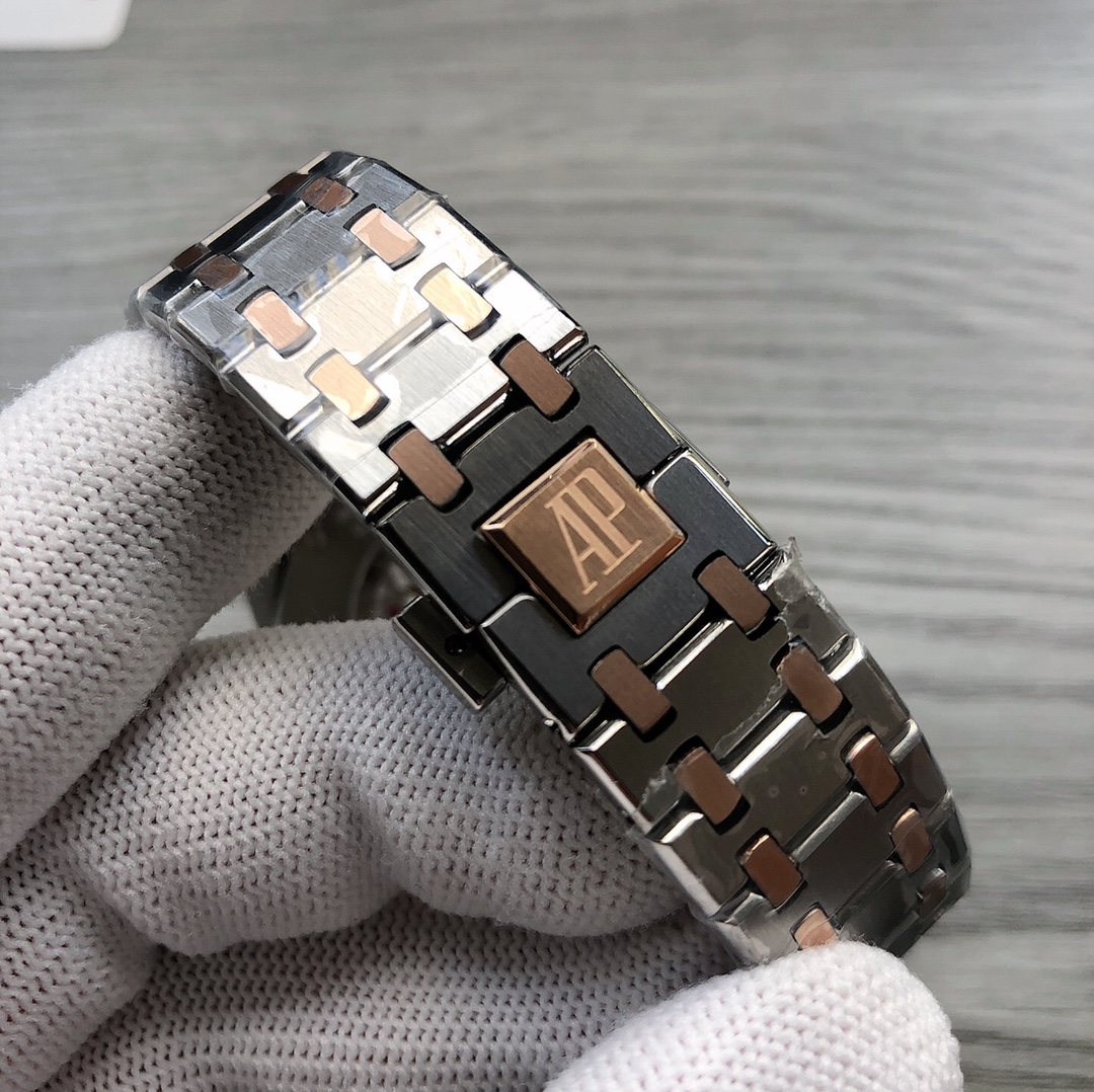 Audemars Piguet Royal Oak Luminous 42 mm Watch – IW-2185 - Image 6