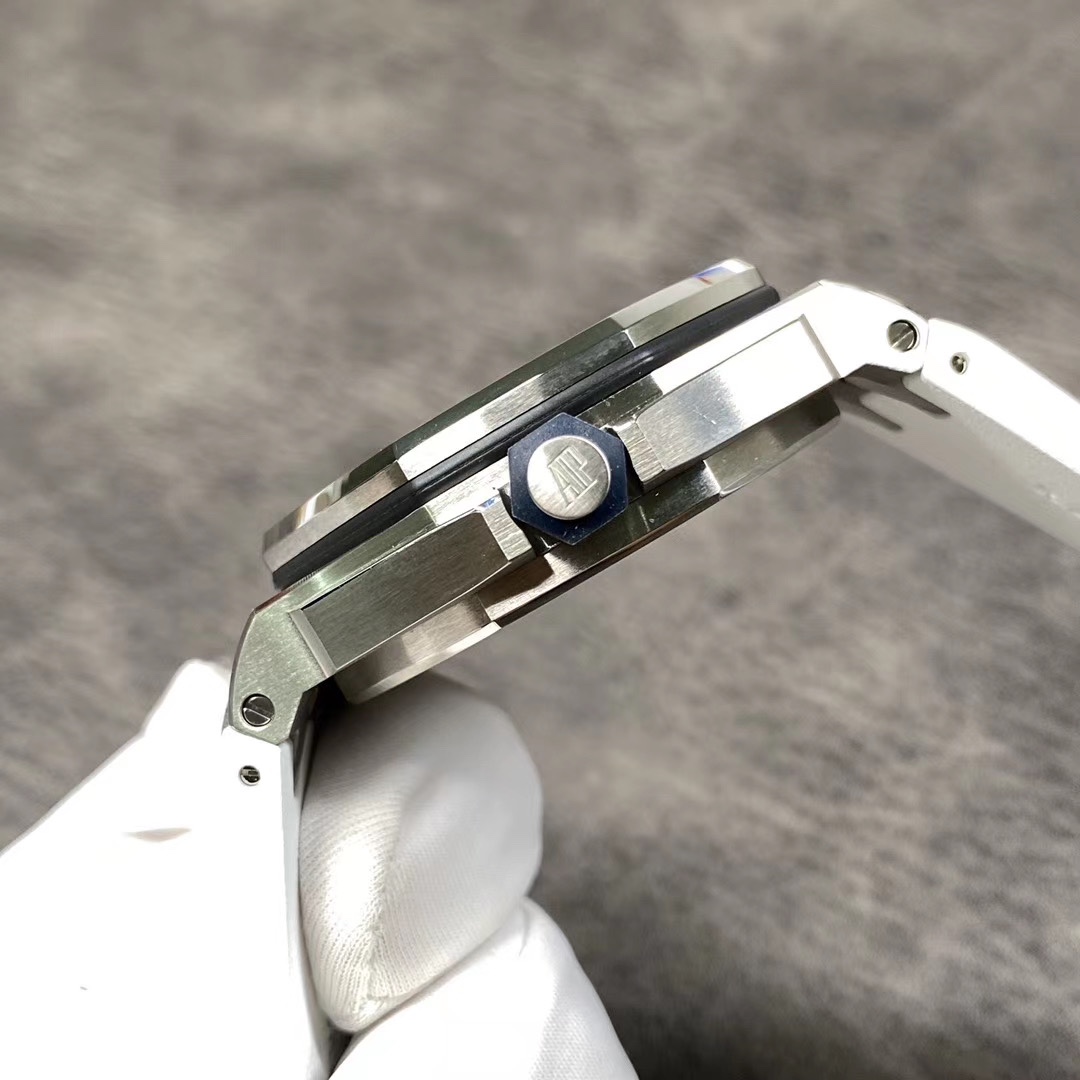 Audemars Piguet Royal Oak White Dial 42 mm Watch – IW-2202 - Image 6