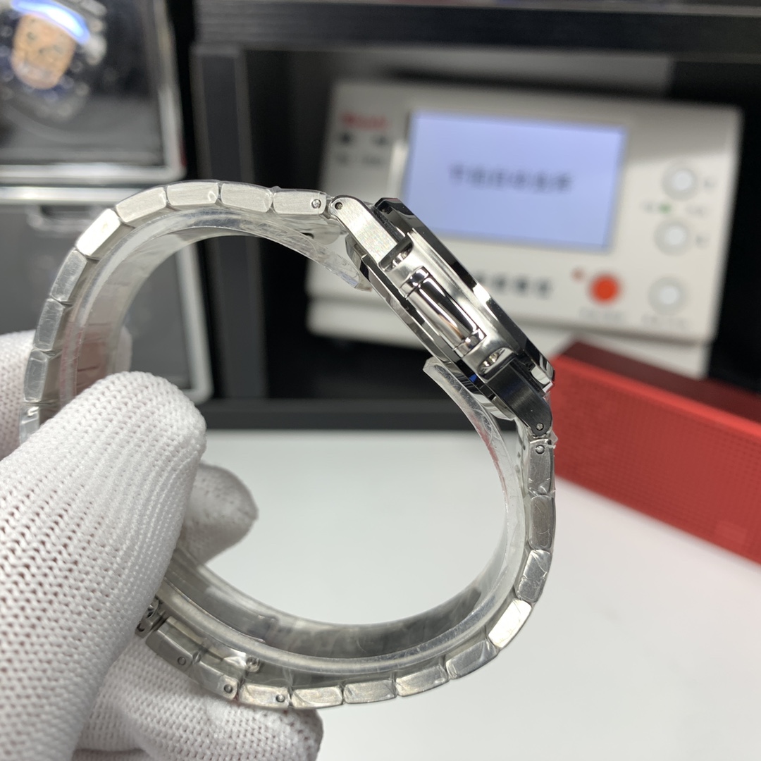 Patek Philippe Nautilus 35.2 mm Watch – IW-2487 - Image 5