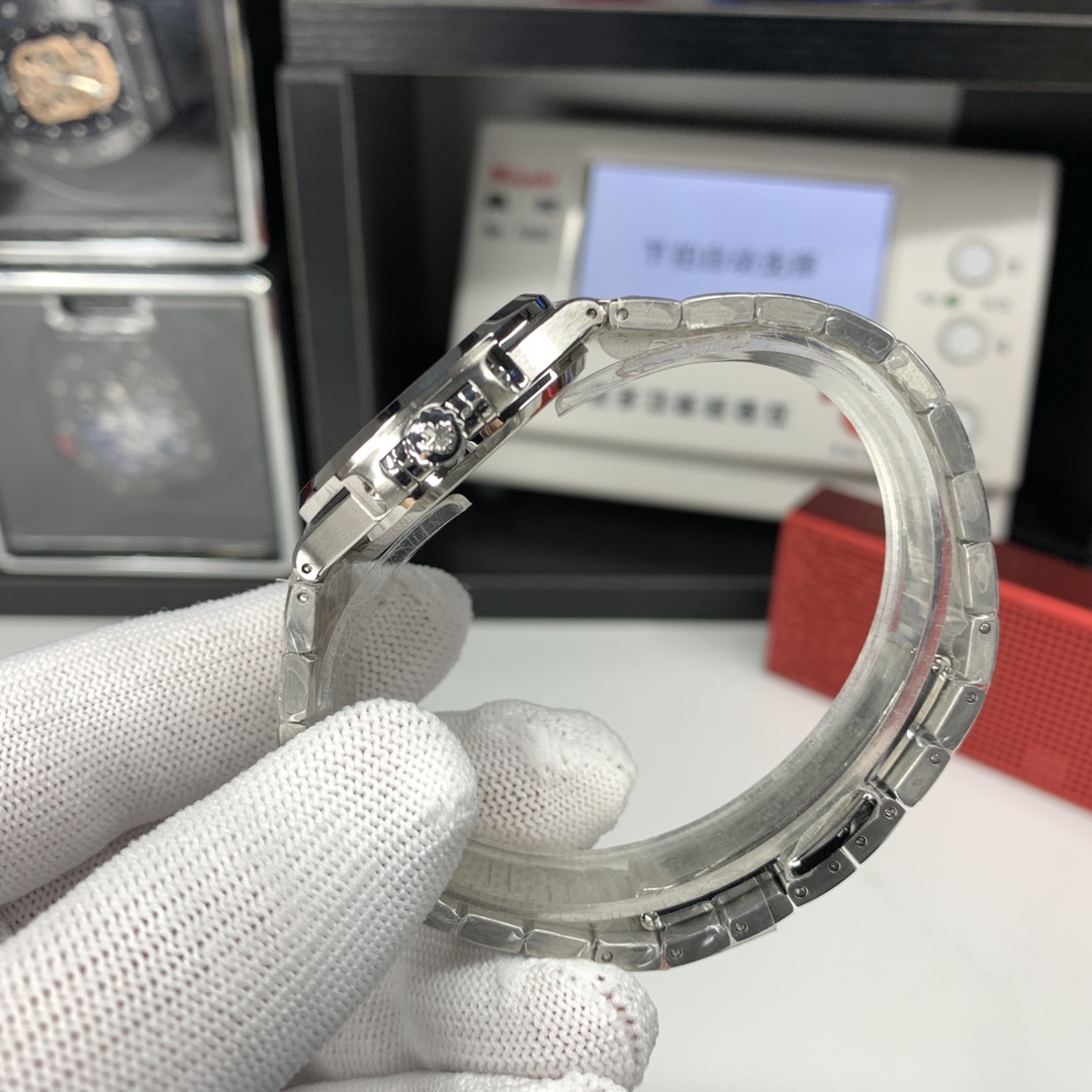 Patek Philippe Nautilus 35.2 mm Watch – IW-2487 - Image 6