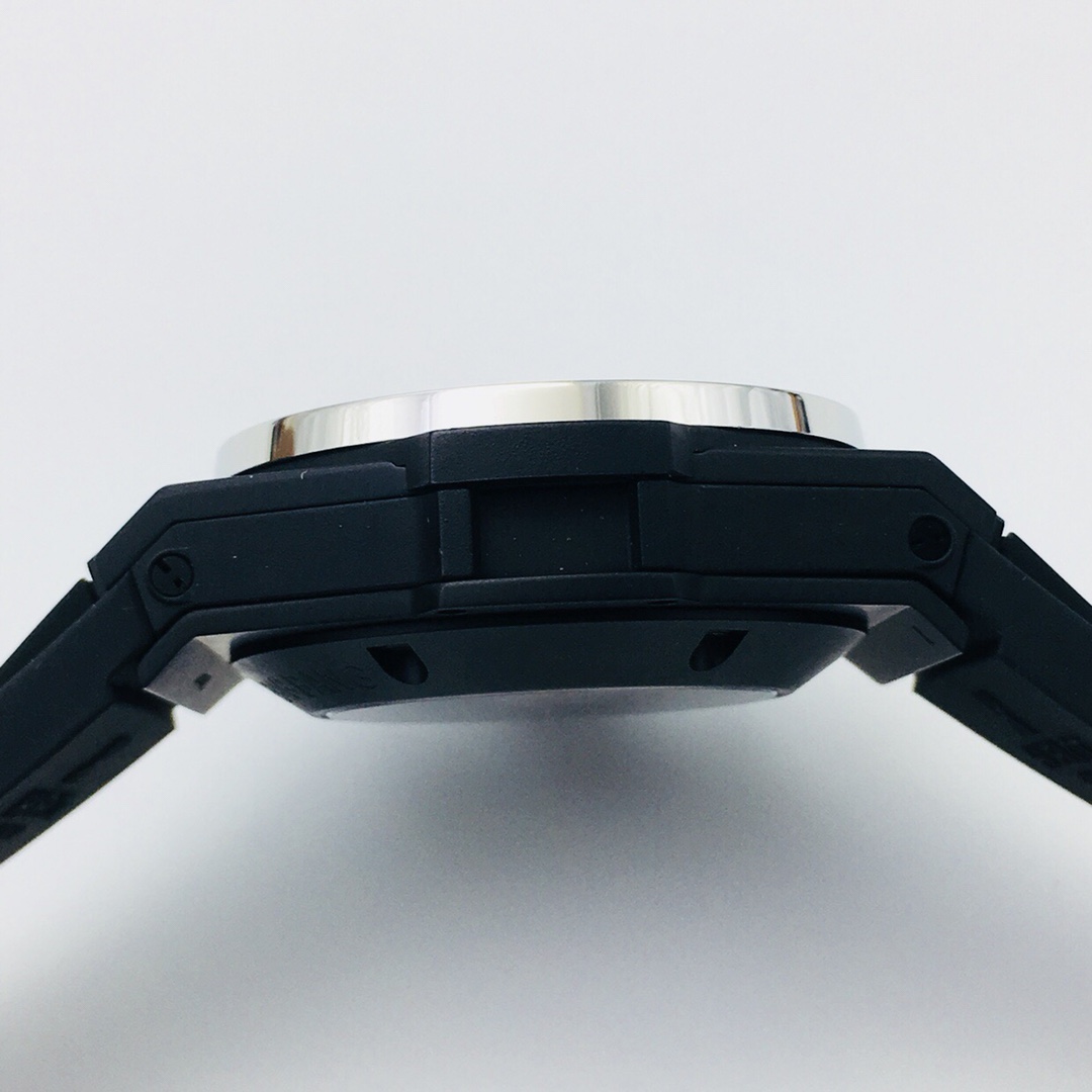 Hublot Classic 45.5 mm Watch – IW-0362 - Image 6
