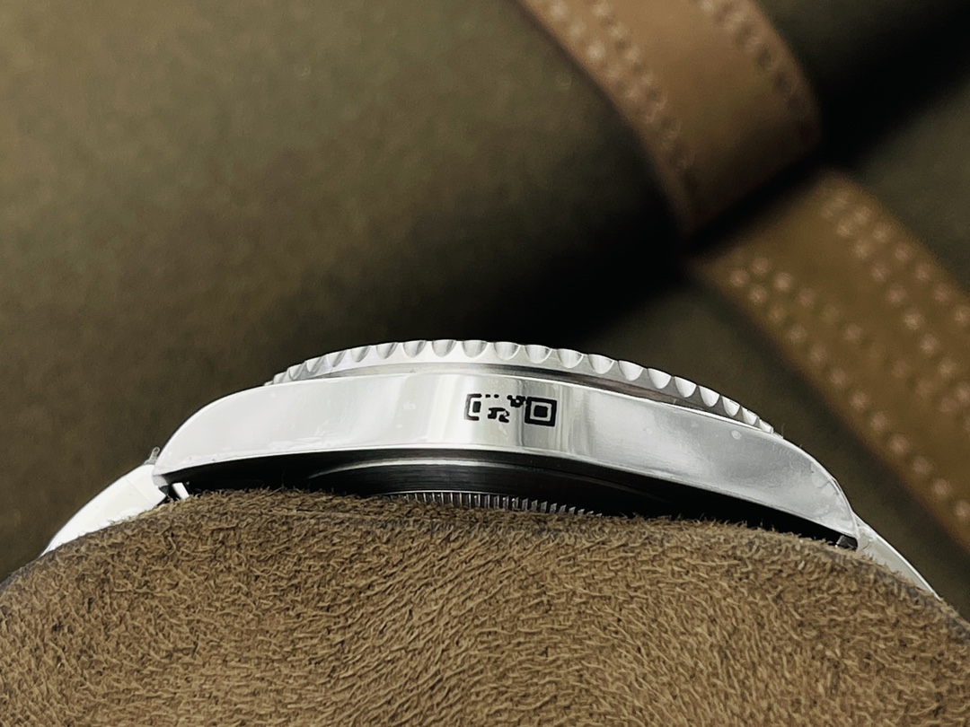 Rolex GMT-Master II Diamond-Set 40 mm Watch – IW-0166 - Image 6