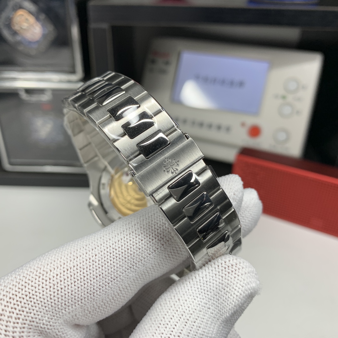 Patek Philippe Nautilus 40 mm Watch – IW-2462 - Image 8