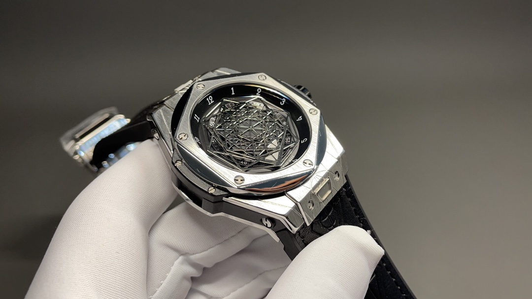 Hublot Classic Diamond-Set Watch – IW-0387