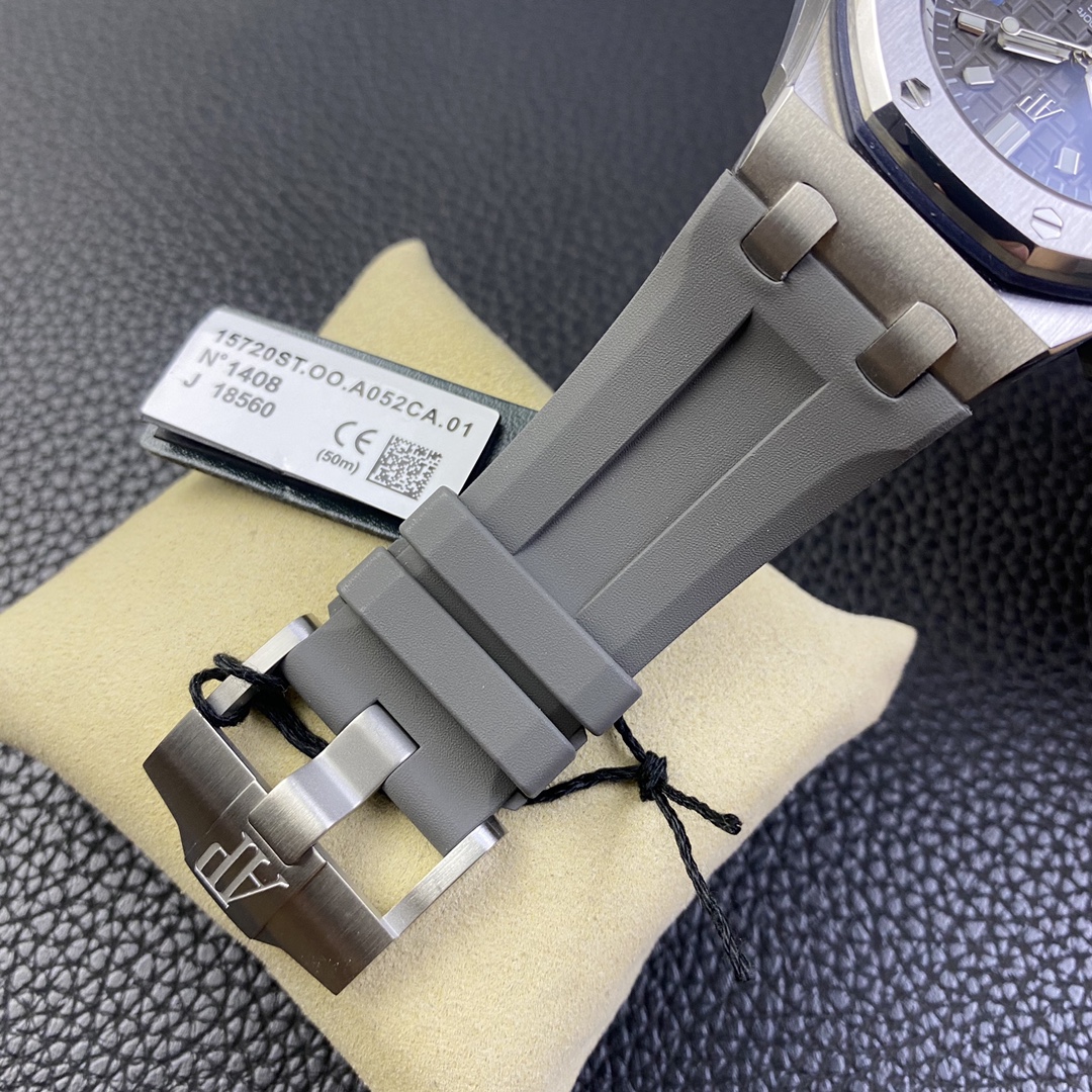 Audemars Piguet Royal Oak Luminous 42 mm Watch – IW-2152 - Image 9