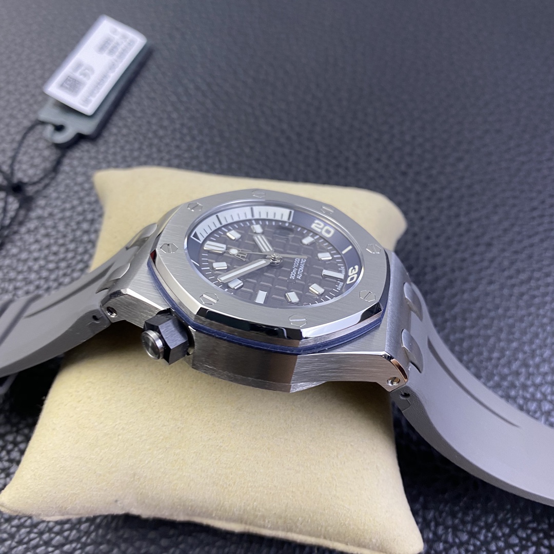 Audemars Piguet Royal Oak Luminous 42 mm Watch – IW-2152 - Image 4