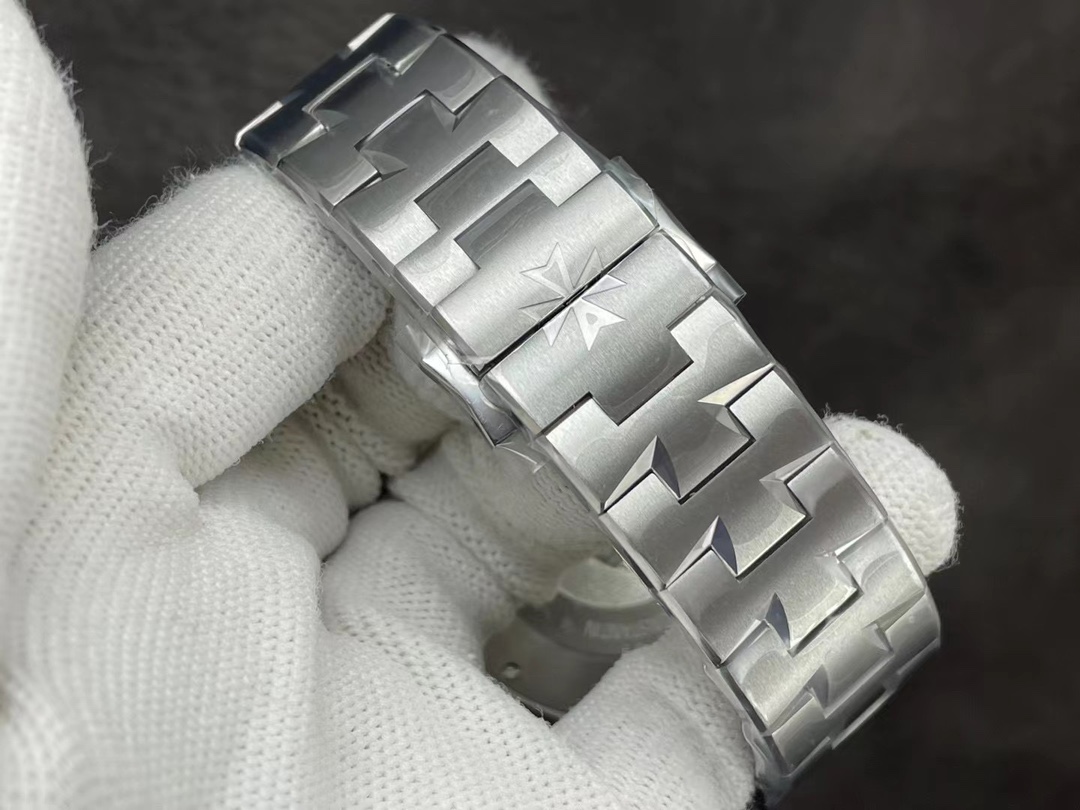 Vacheron Constantin Overseas 42 mm Watch – IW-1136 - Image 7