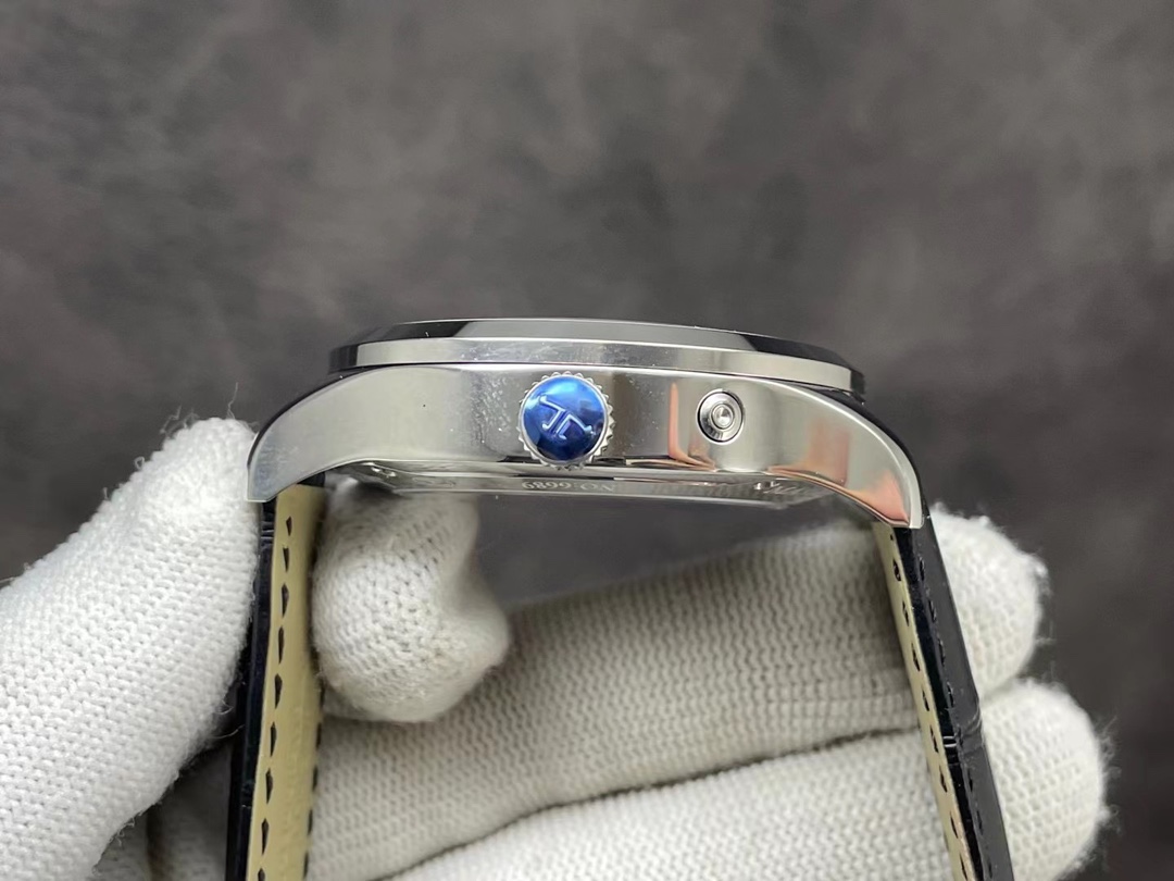 Jaeger-LeCoultre Tourbillon Moonphase 42 mm Watch – IW-0544 - Image 5