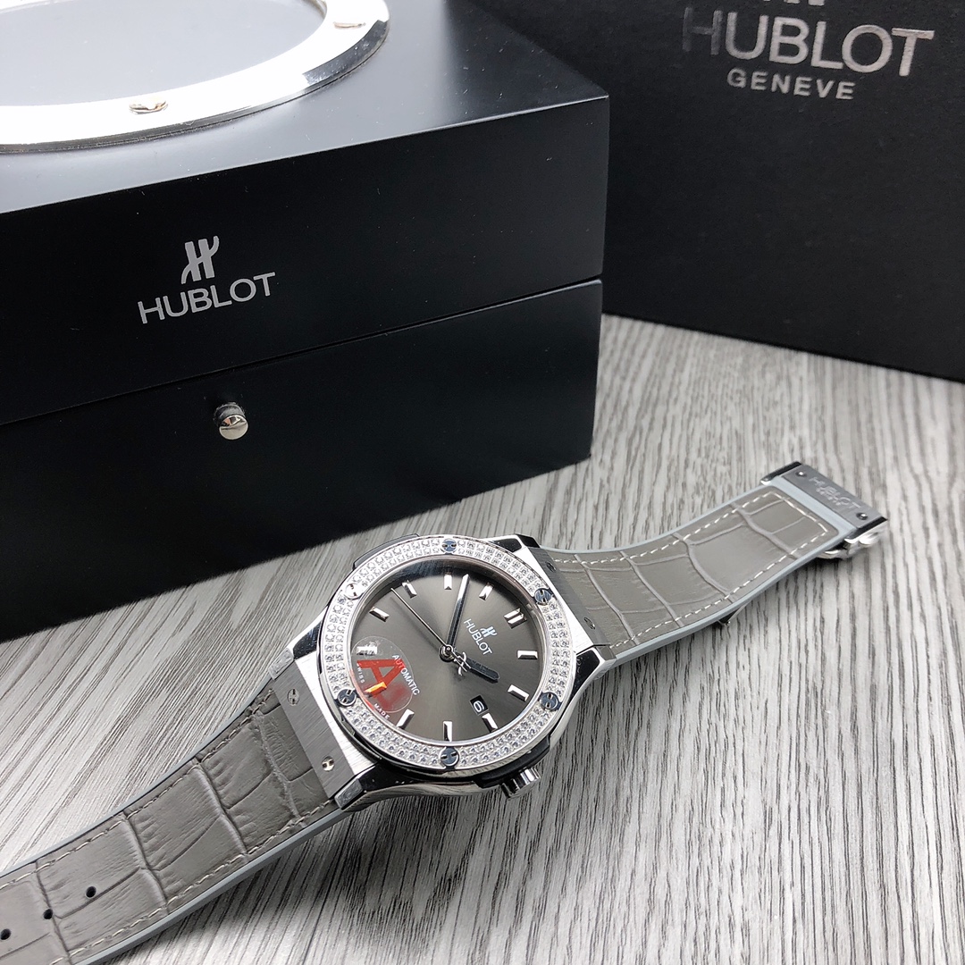 Hublot Classic 42 mm Watch – IW-0386 - Image 6