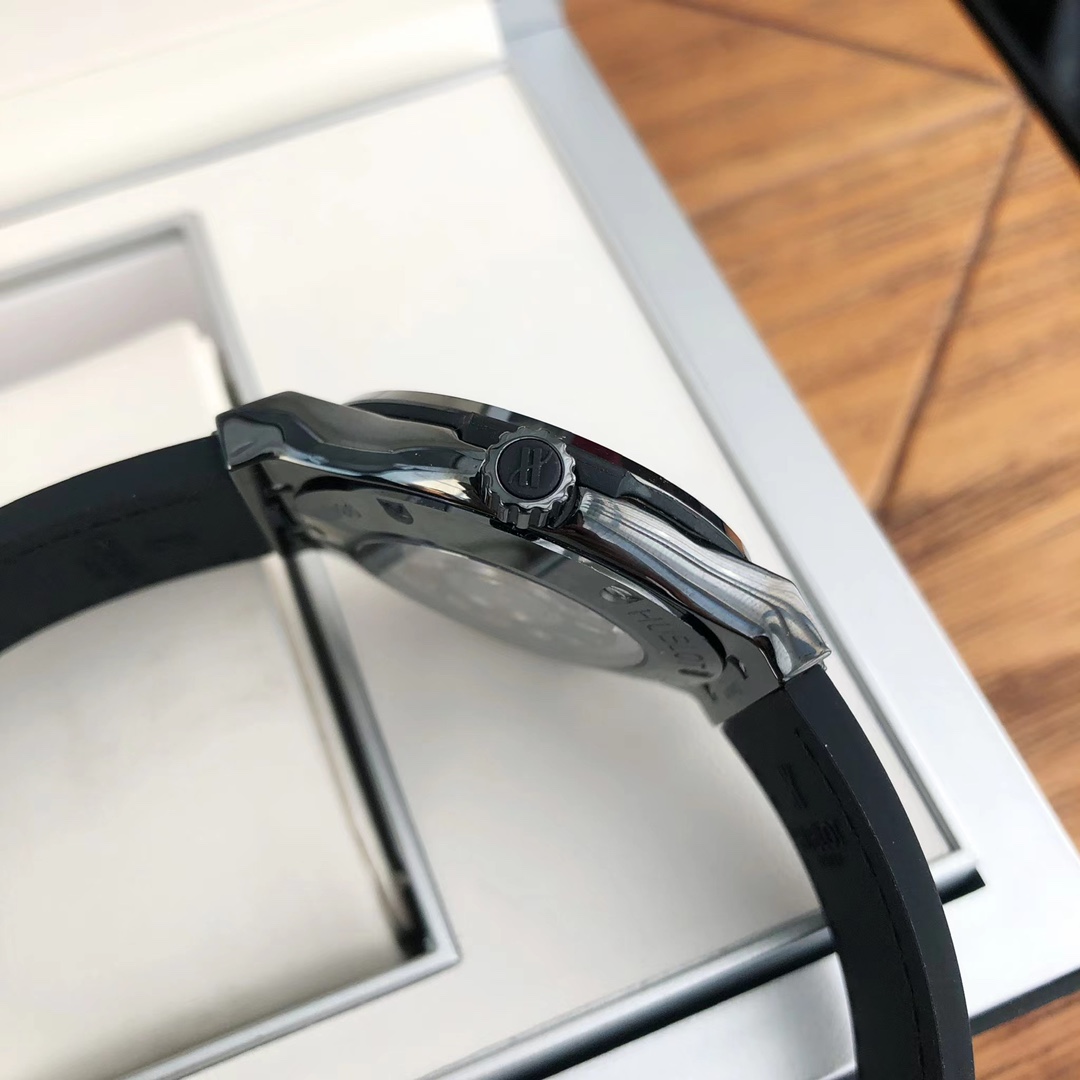 Hublot Classic 42 mm Watch – IW-0375 - Image 7