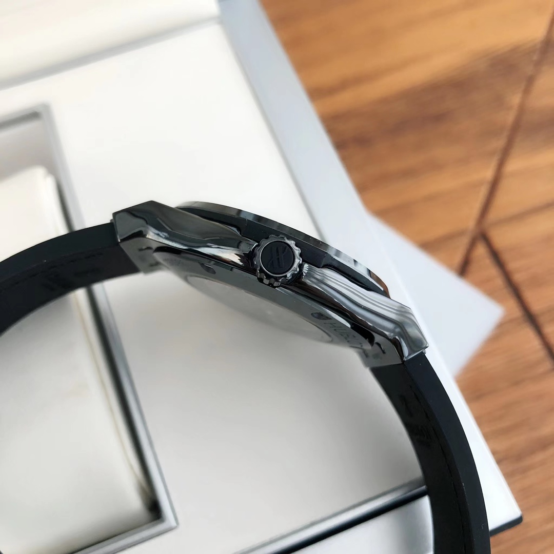 Hublot Classic 42 mm Watch – IW-0372 - Image 7