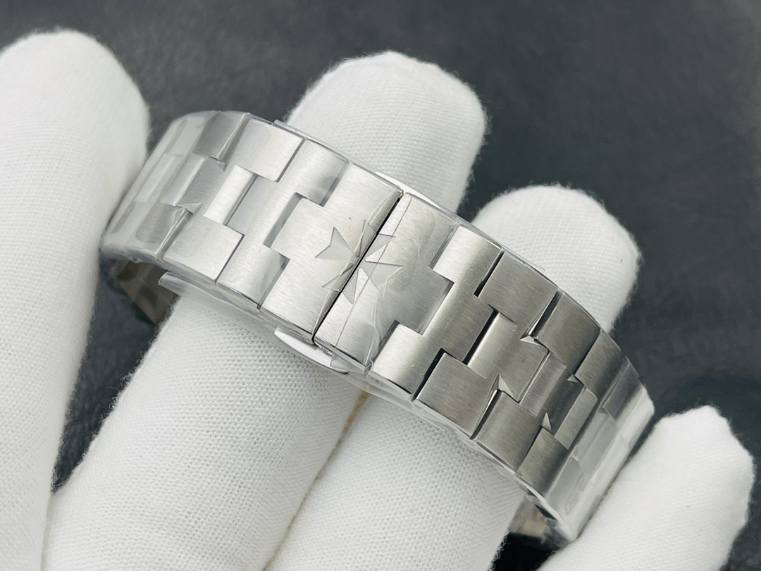 Vacheron Constantin Royal Oak Luminous 41 mm Watch – IW-1023 - Image 9
