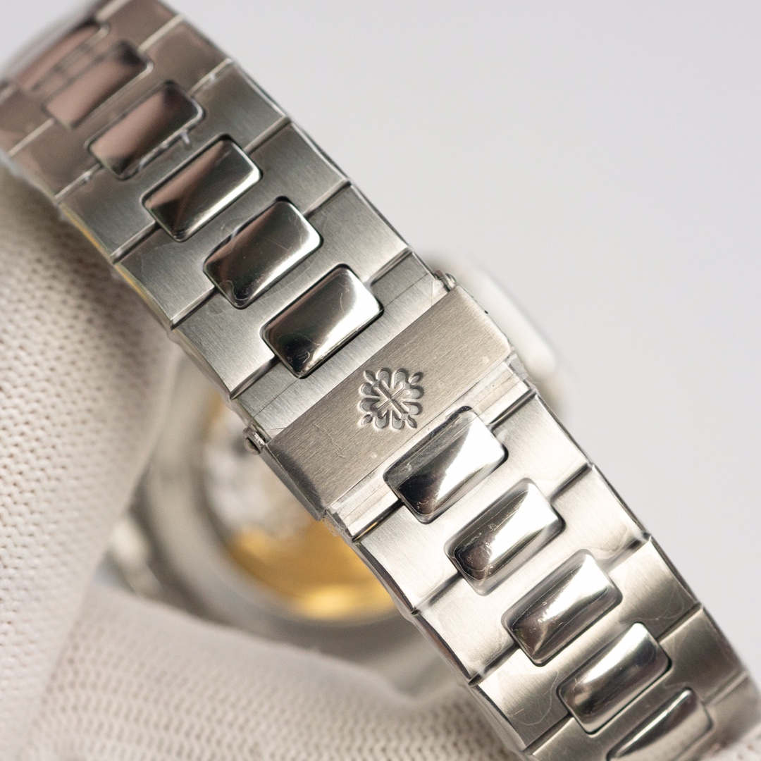 Patek Philippe Nautilus 40 mm Watch – IW-2603 - Image 8