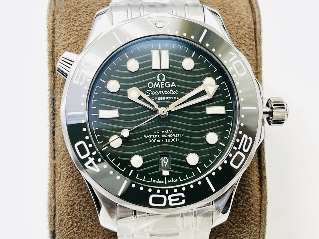 Rolex Green Submariner Watch – IW-0142 - Image 4