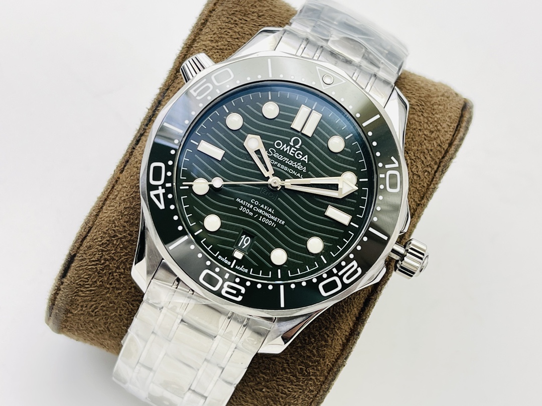 Rolex Green Submariner Watch – IW-0142 - Image 3