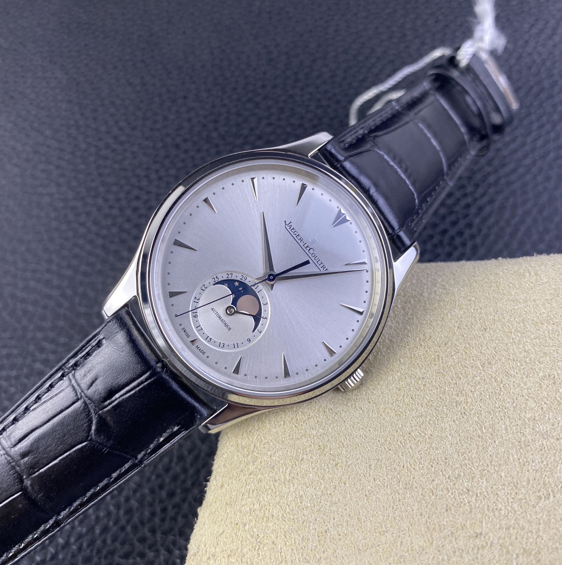 Jaeger-LeCoultre Master Control Moonphase 39 mm Watch – IW-0468 - Image 4