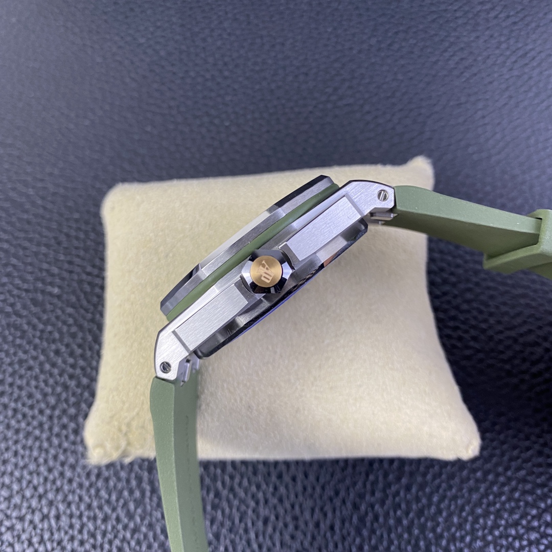 Audemars Piguet Royal Oak Luminous 42 mm Watch – IW-2155 - Image 6