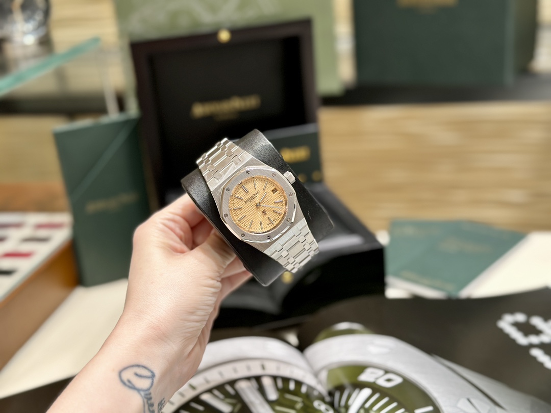 Audemars Piguet Royal Oak 39 mm Watch – IW-2150 - Image 2