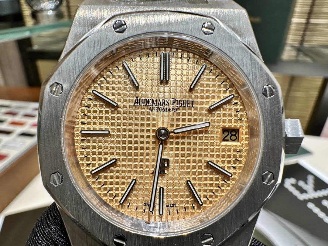 Audemars Piguet Royal Oak 39 mm Watch – IW-2150 - Image 4