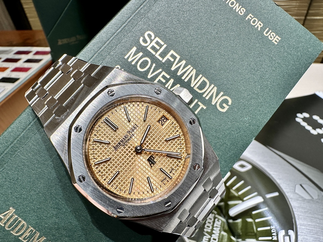 Audemars Piguet Royal Oak 39 mm Watch – IW-2150 - Image 3