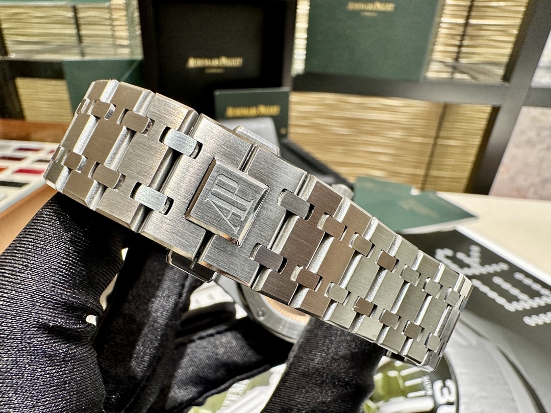 Audemars Piguet Royal Oak 39 mm Watch – IW-2148 - Image 9