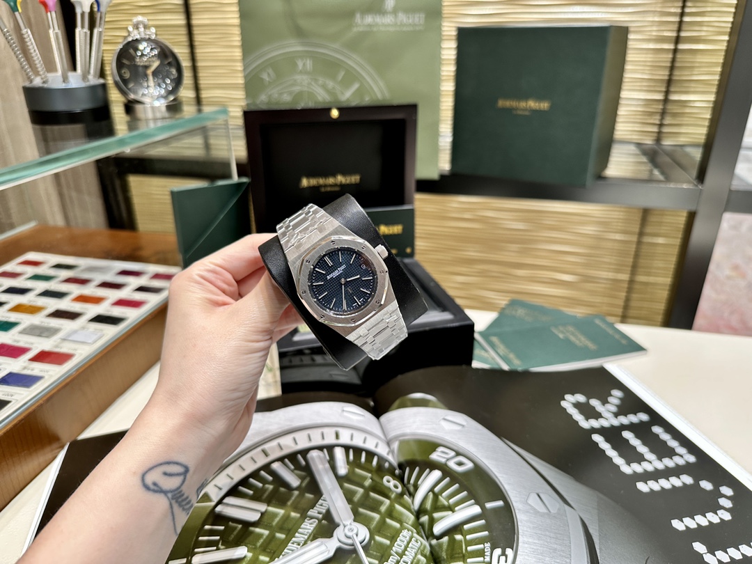 Audemars Piguet Royal Oak 39 mm Watch – IW-2146 - Image 2