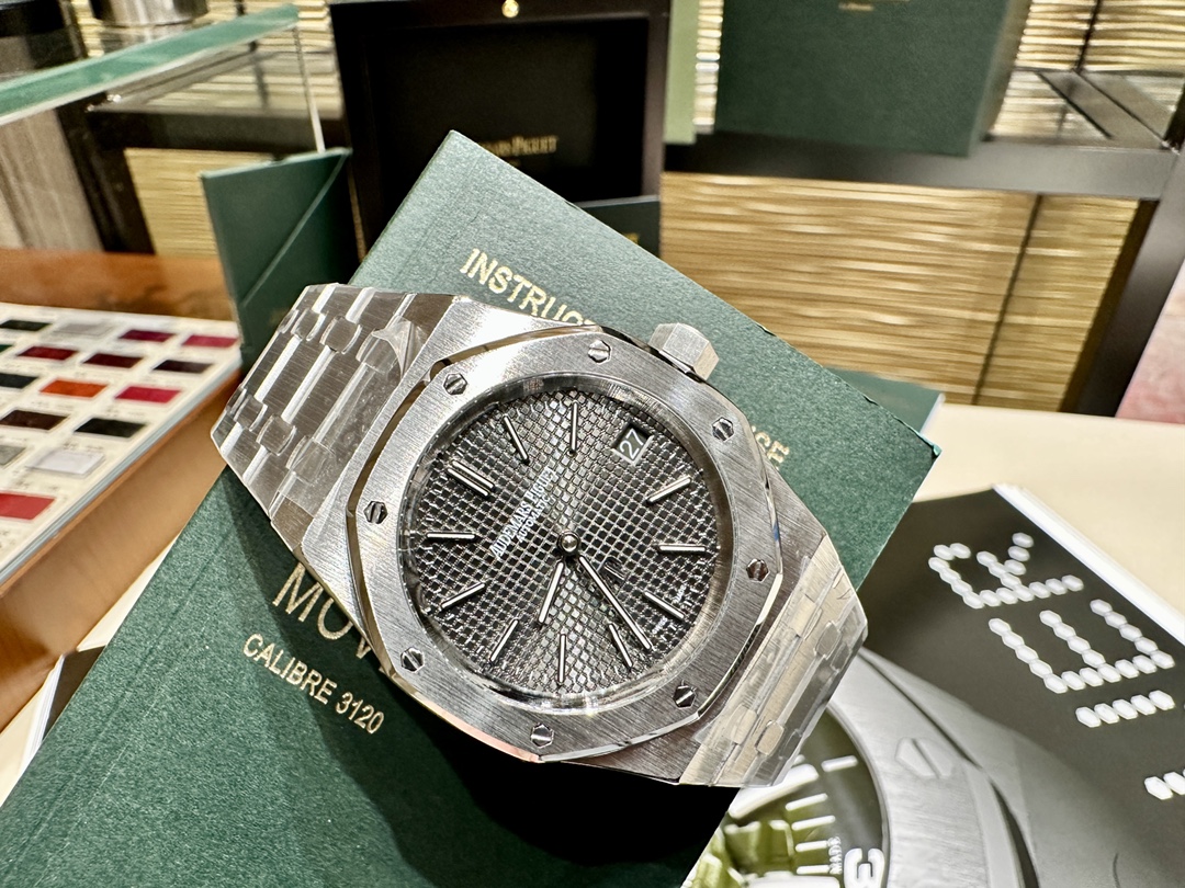 Audemars Piguet Royal Oak 39 mm Watch – IW-2144 - Image 3