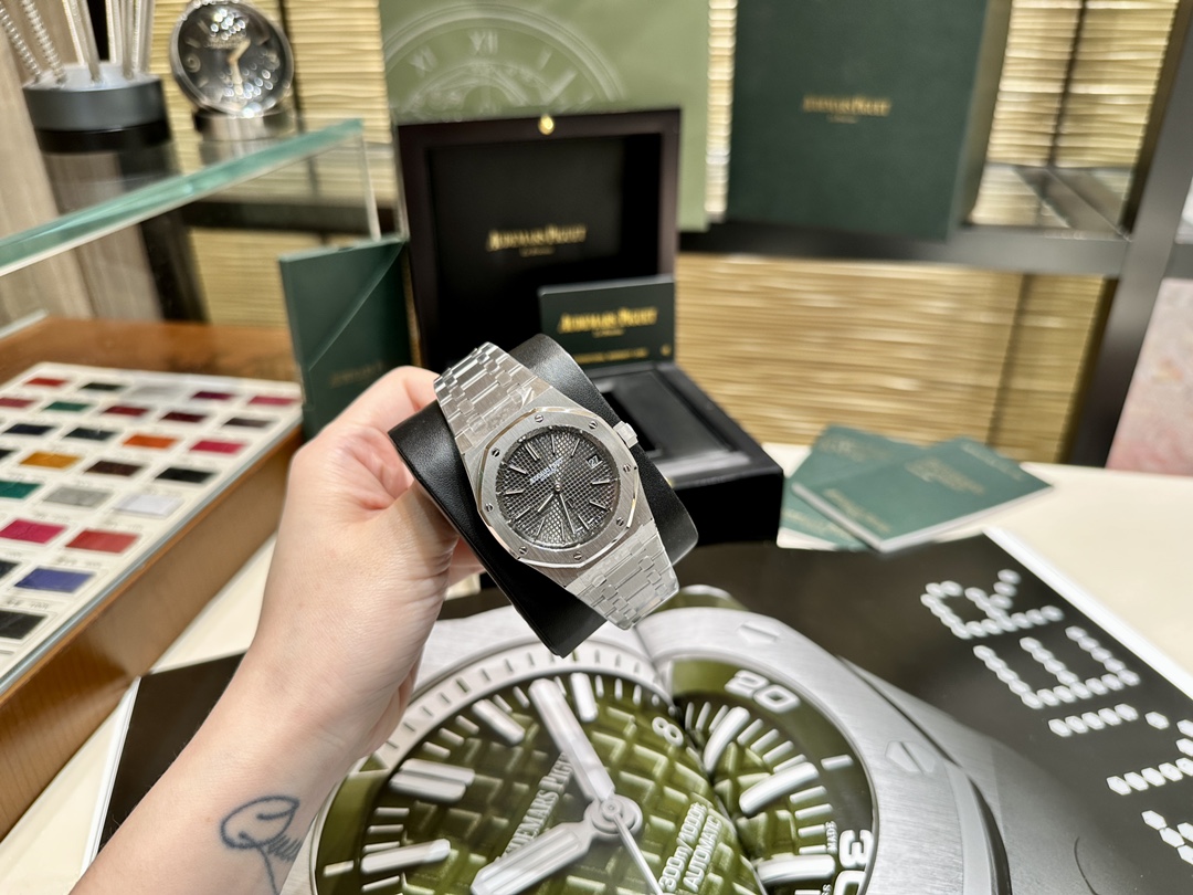 Audemars Piguet Royal Oak 39 mm Watch – IW-2144 - Image 2