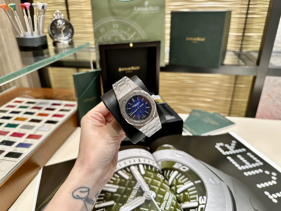 Audemars Piguet Royal Oak 39 mm Watch – IW-2142 - Image 2