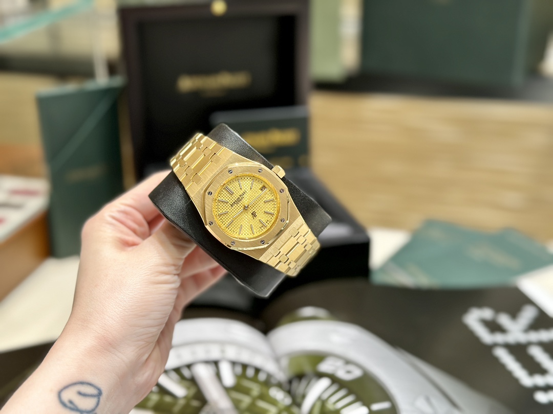 Audemars Piguet Royal Oak 39 mm Watch – IW-2140 - Image 2