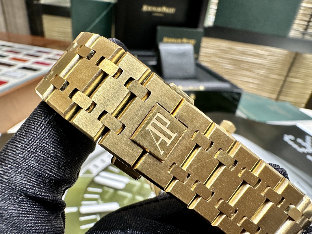 Audemars Piguet Royal Oak 39 mm Watch – IW-2140 - Image 8