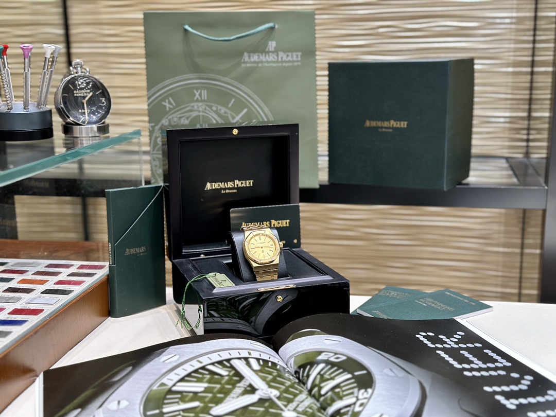 Audemars Piguet Royal Oak 39 mm Watch – IW-2140