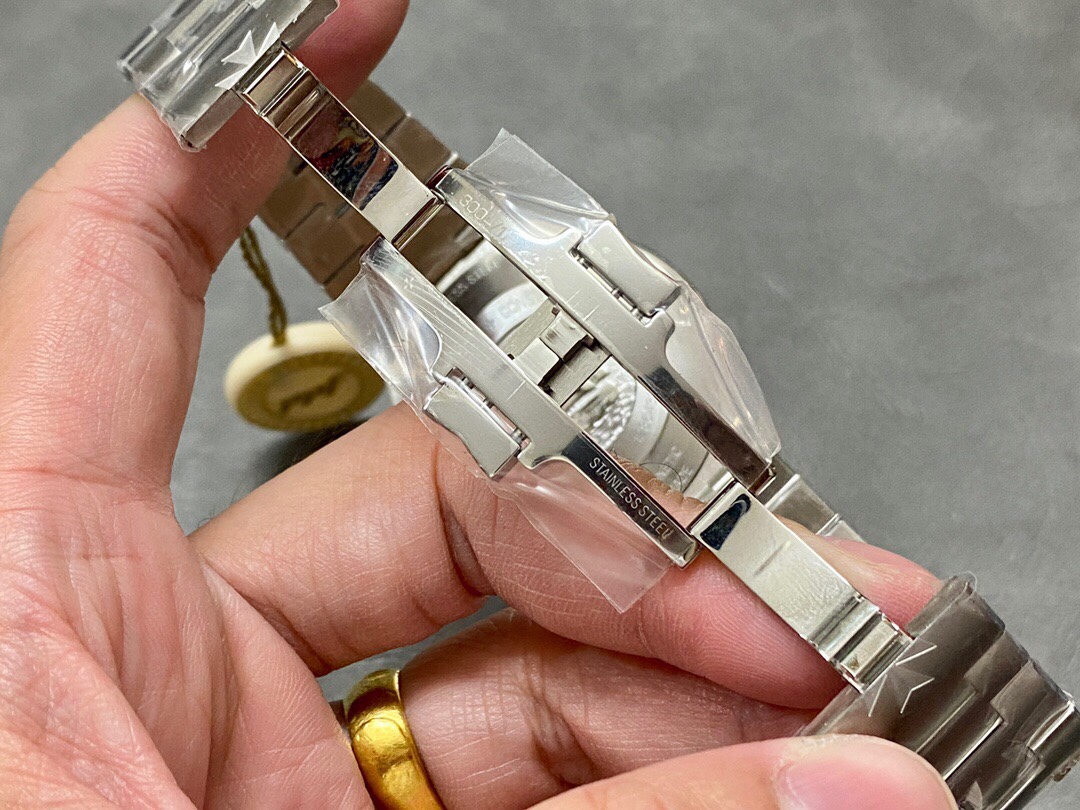 Vacheron Constantin Overseas Luminous 42 mm Watch – IW-0948 - Image 9