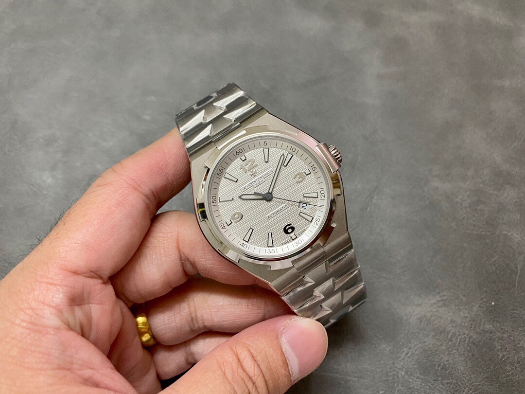 Vacheron Constantin Overseas Luminous 42 mm Watch – IW-0948 - Image 4