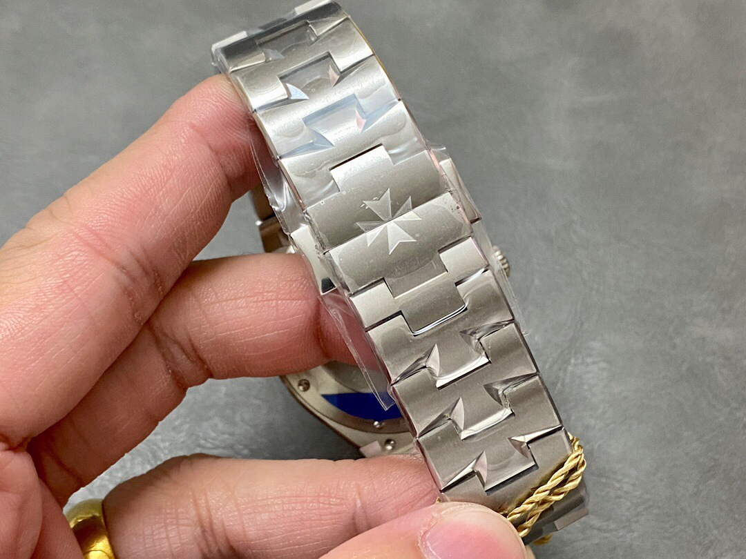 Vacheron Constantin Overseas Luminous 42 mm Watch – IW-0949 - Image 8