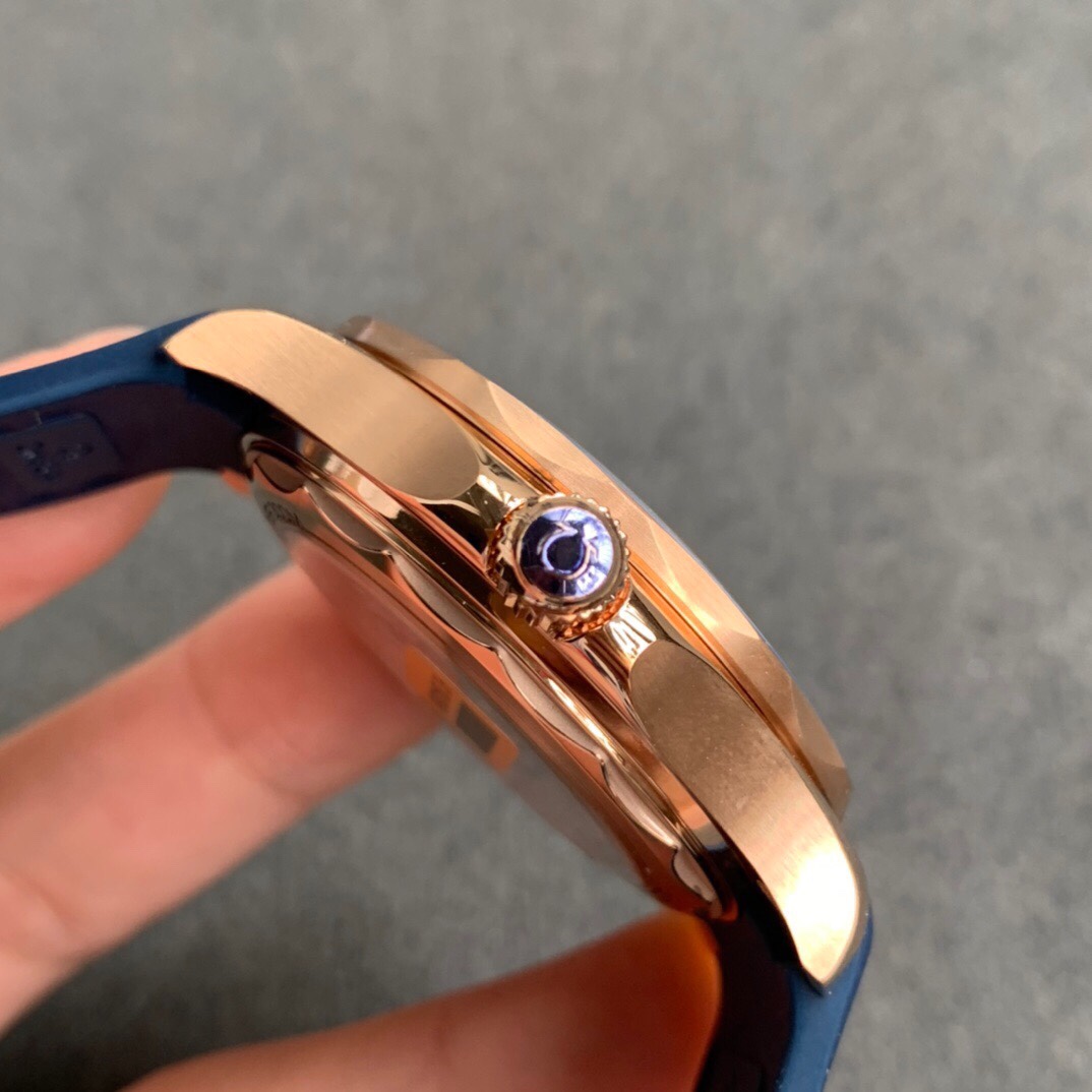 Omega Seamaster Blue Dial Watch – IW-1382 - Image 4