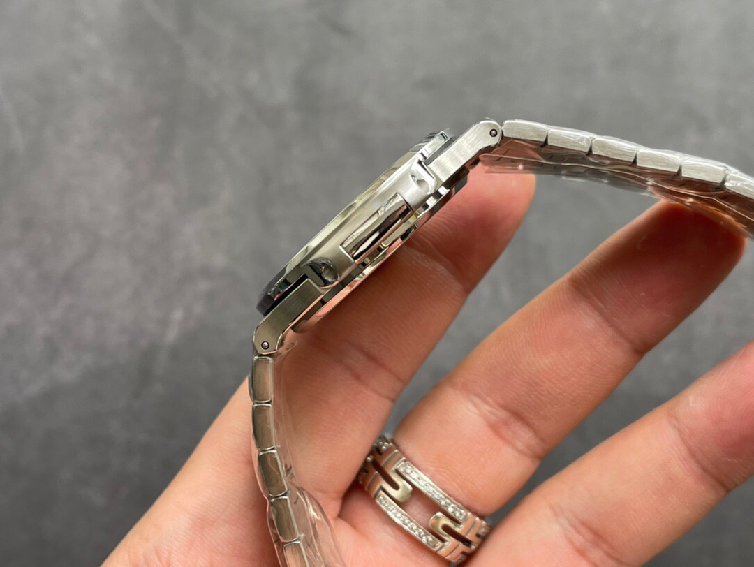 Patek Philippe Nautilus White Dial 40 mm Watch – IW-2431 - Image 6