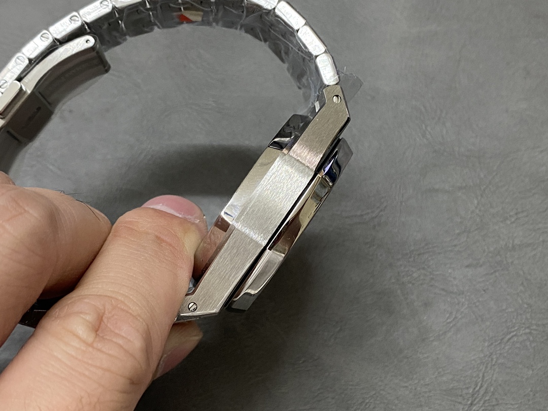 Royal Oak Chronograph Watch – IW-2053 - Image 5