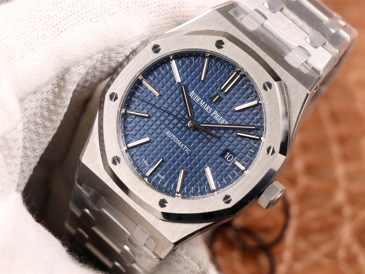 Audemars Piguet Royal Oak Luminous Watch – IW-2193 - Image 2