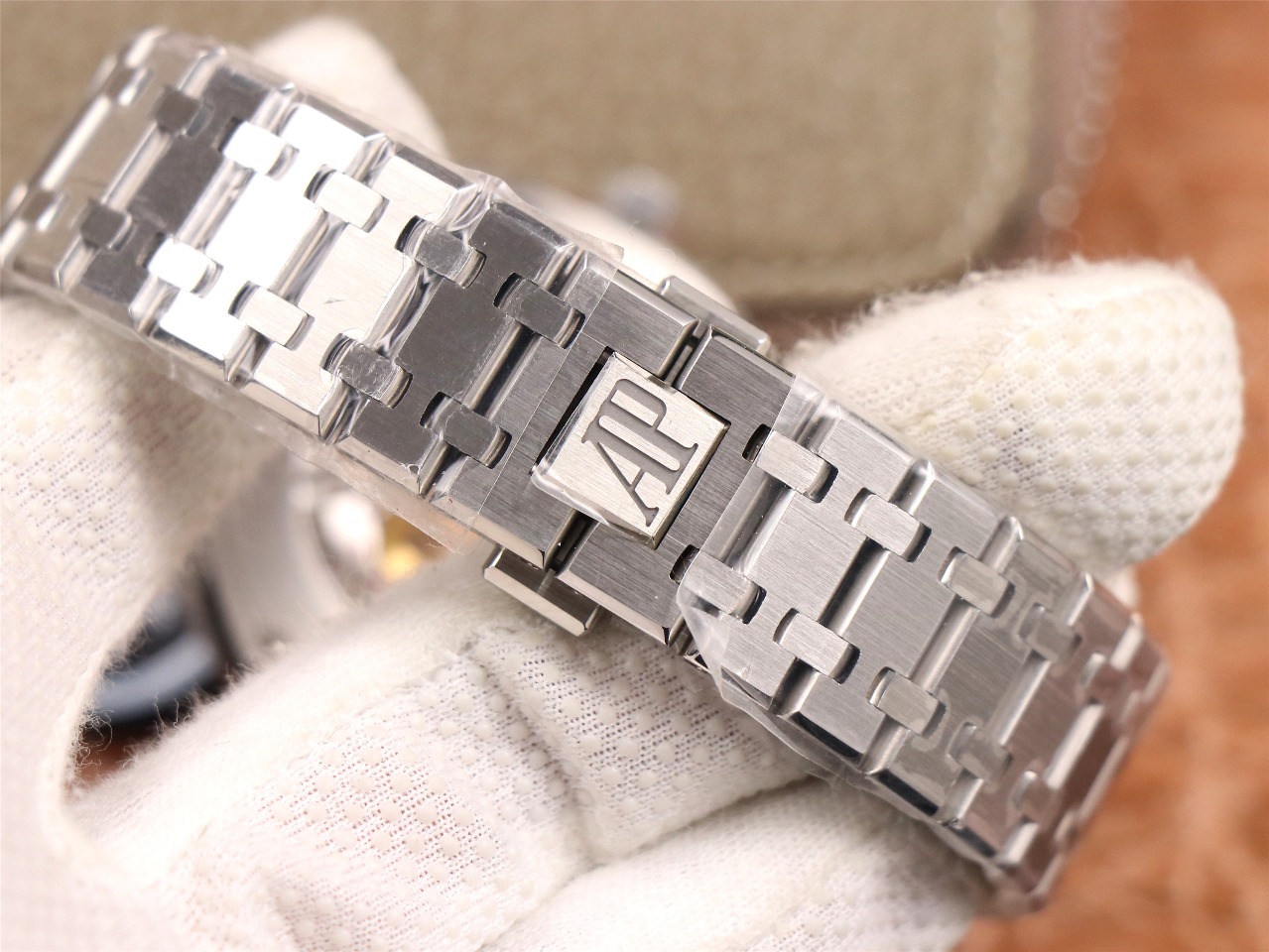 Audemars Piguet Royal Oak Luminous Watch – IW-2193 - Image 9