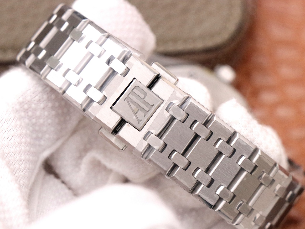 Audemars Piguet Royal Oak Luminous Watch – IW-2192 - Image 9